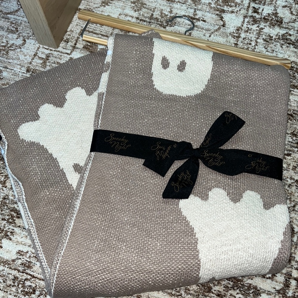 BEIGE NEUTRAL GHOST BLANKET